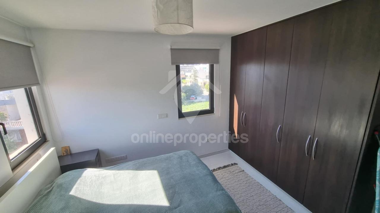 To change image, hover mouse over thumbnails below