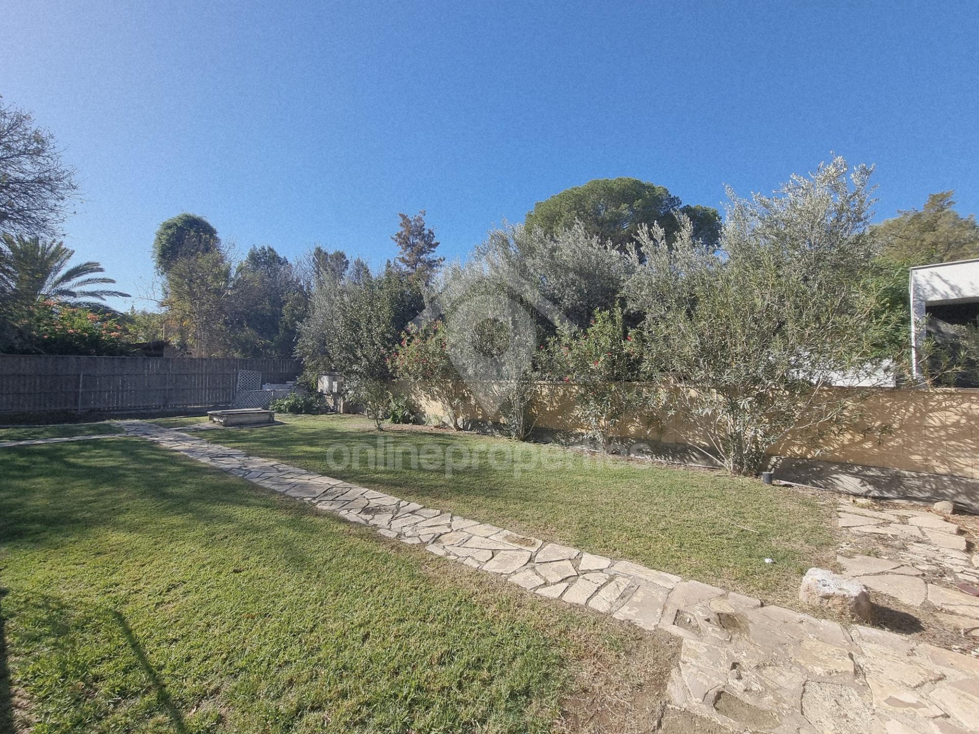 To change image, hover mouse over thumbnails below