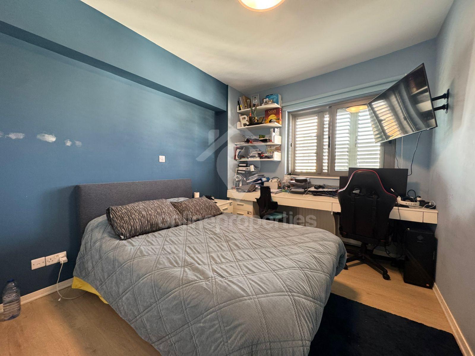 To change image, hover mouse over thumbnails below