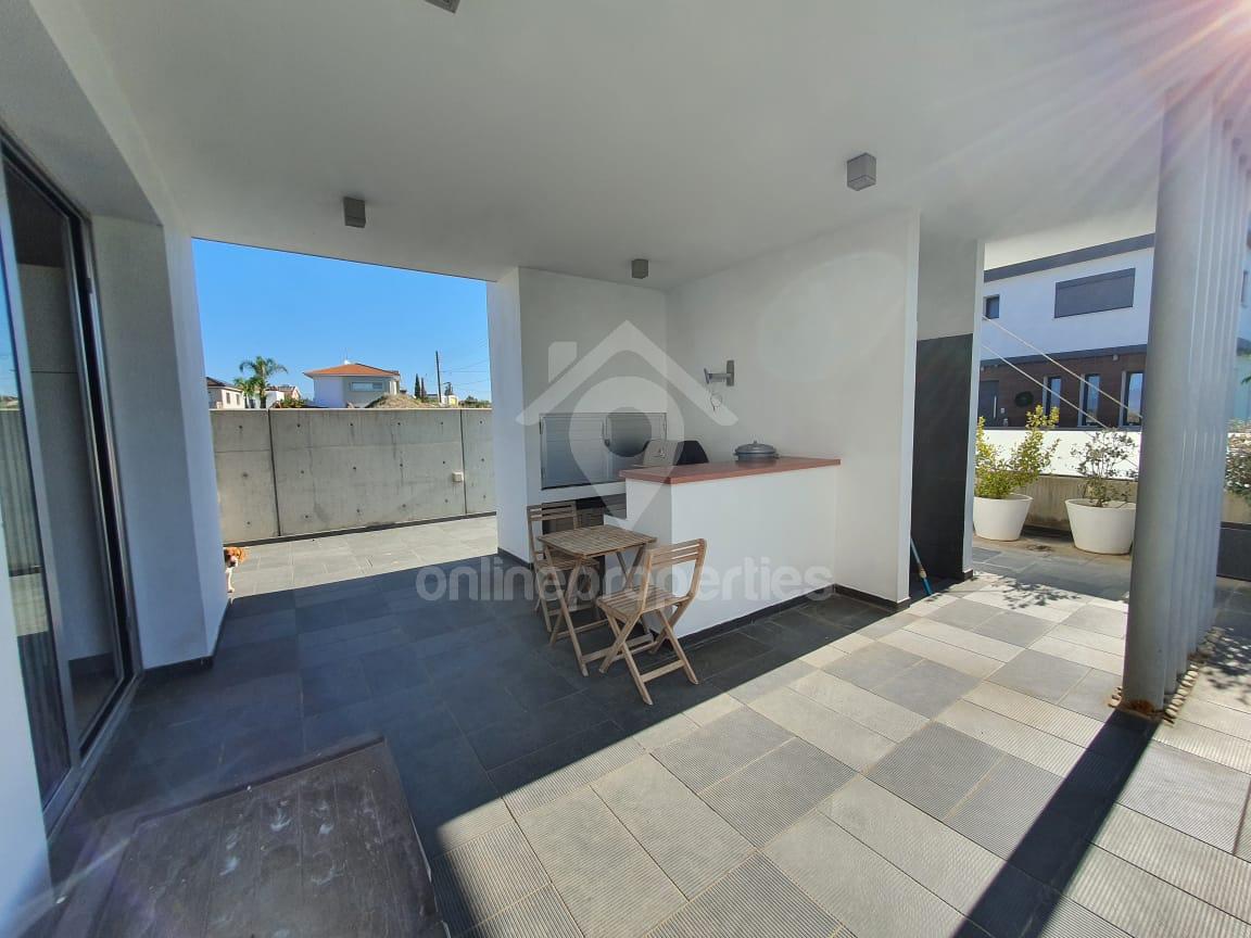 To change image, hover mouse over thumbnails below