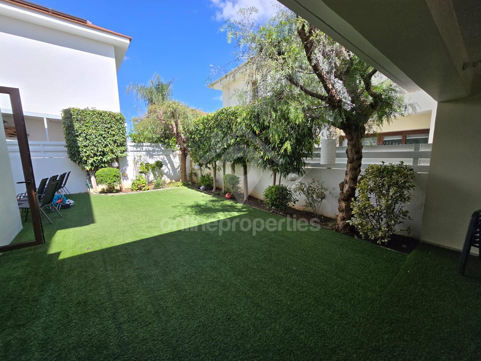 To change image, hover mouse over thumbnails below