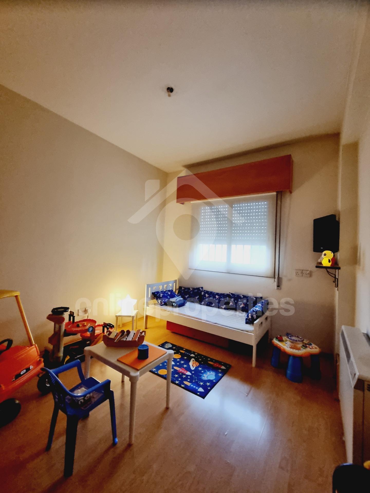 To change image, hover mouse over thumbnails below