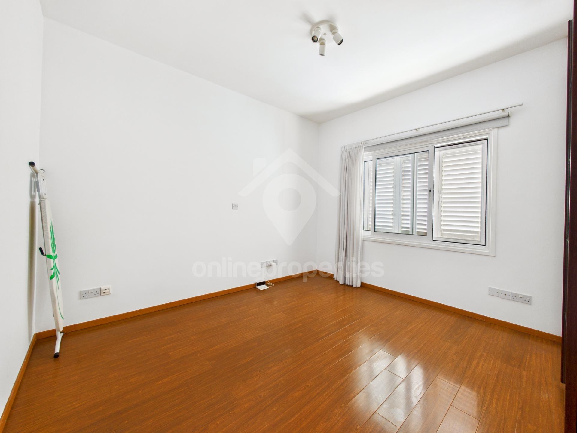 To change image, hover mouse over thumbnails below