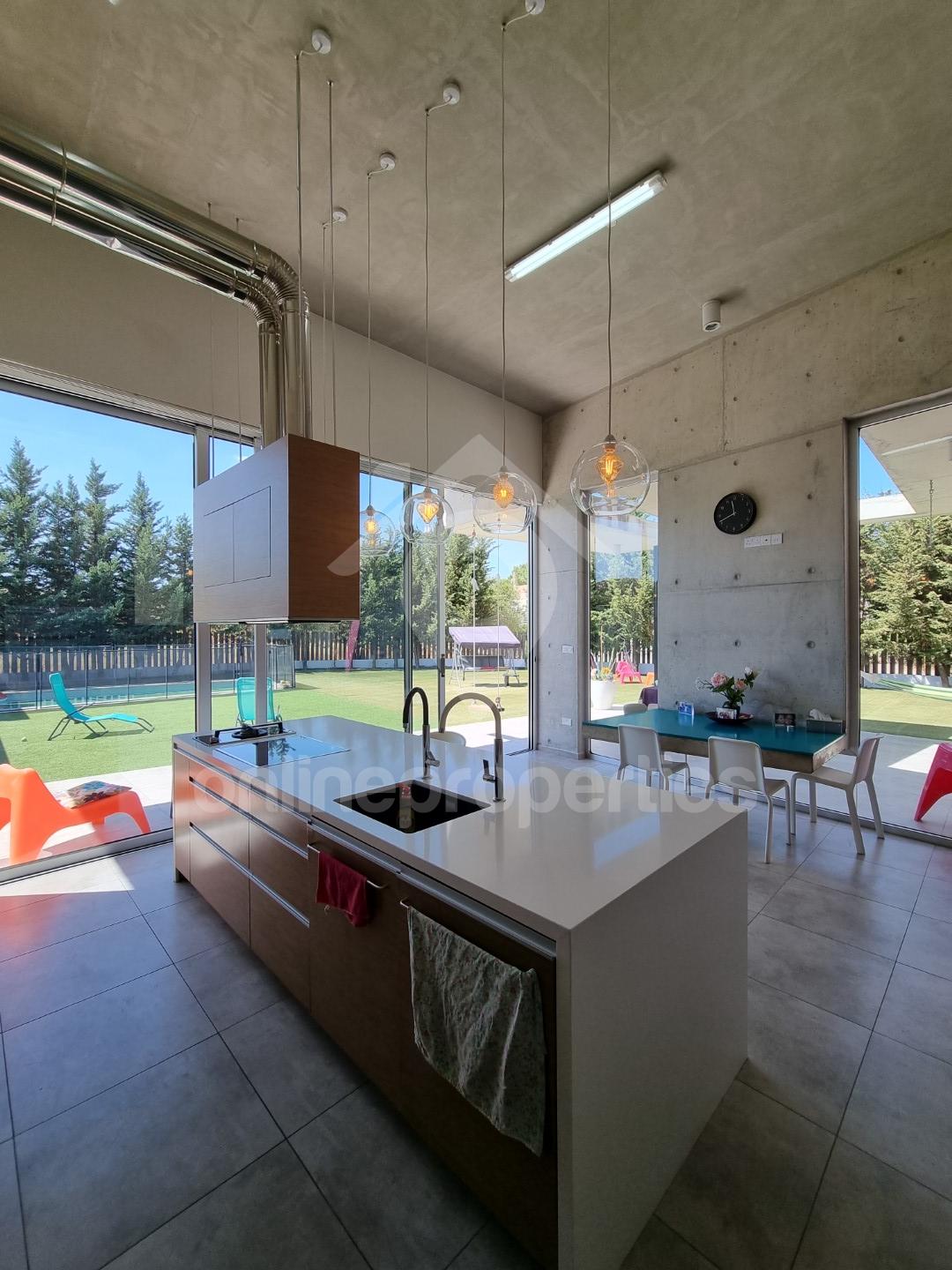 To change image, hover mouse over thumbnails below