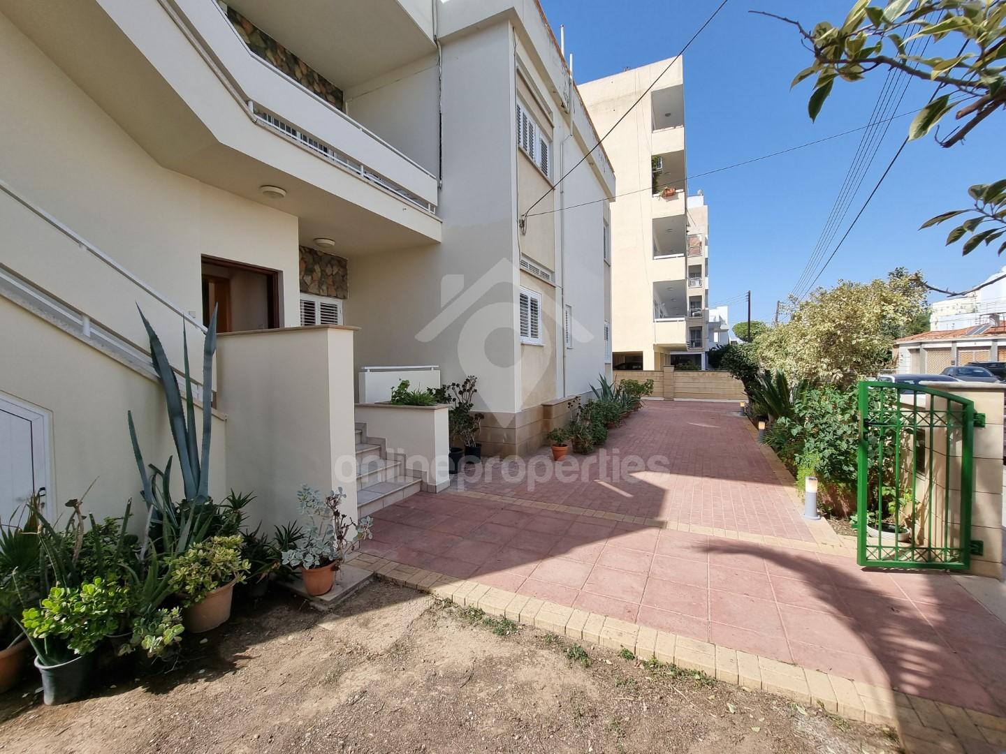 To change image, hover mouse over thumbnails below