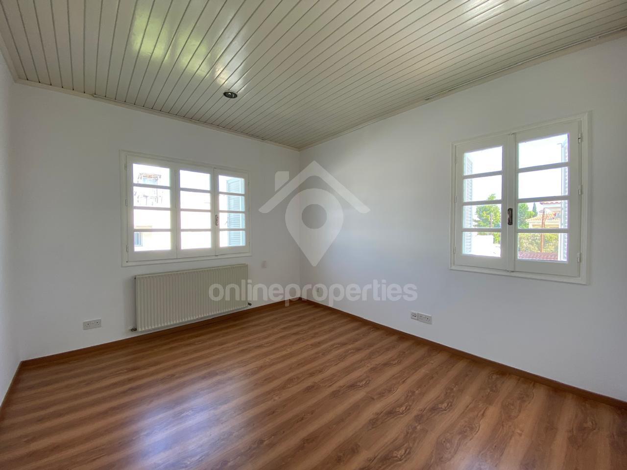 To change image, hover mouse over thumbnails below