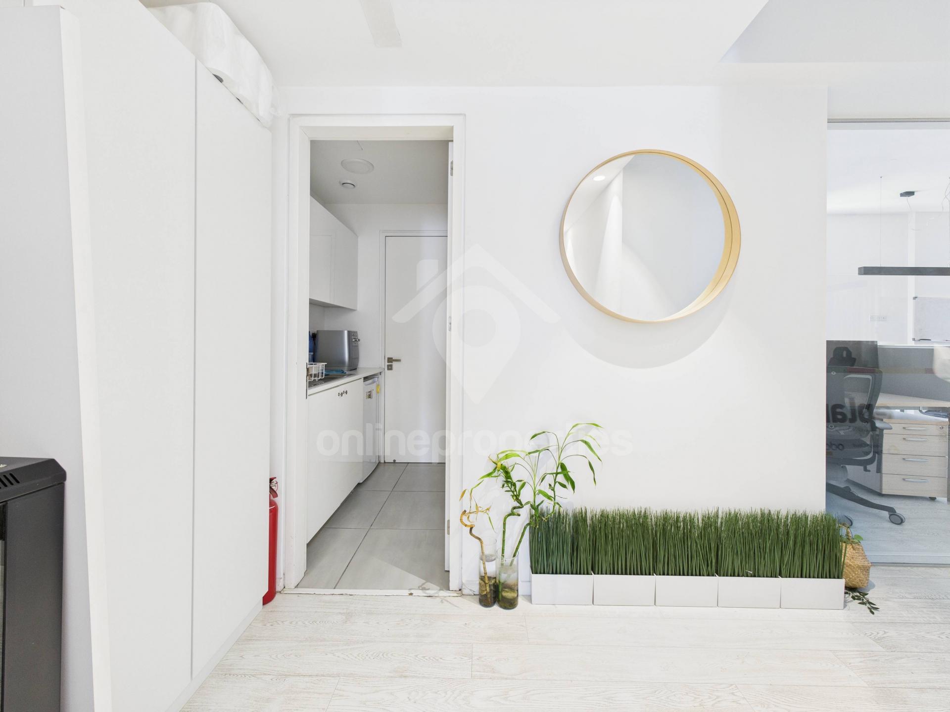 To change image, hover mouse over thumbnails below