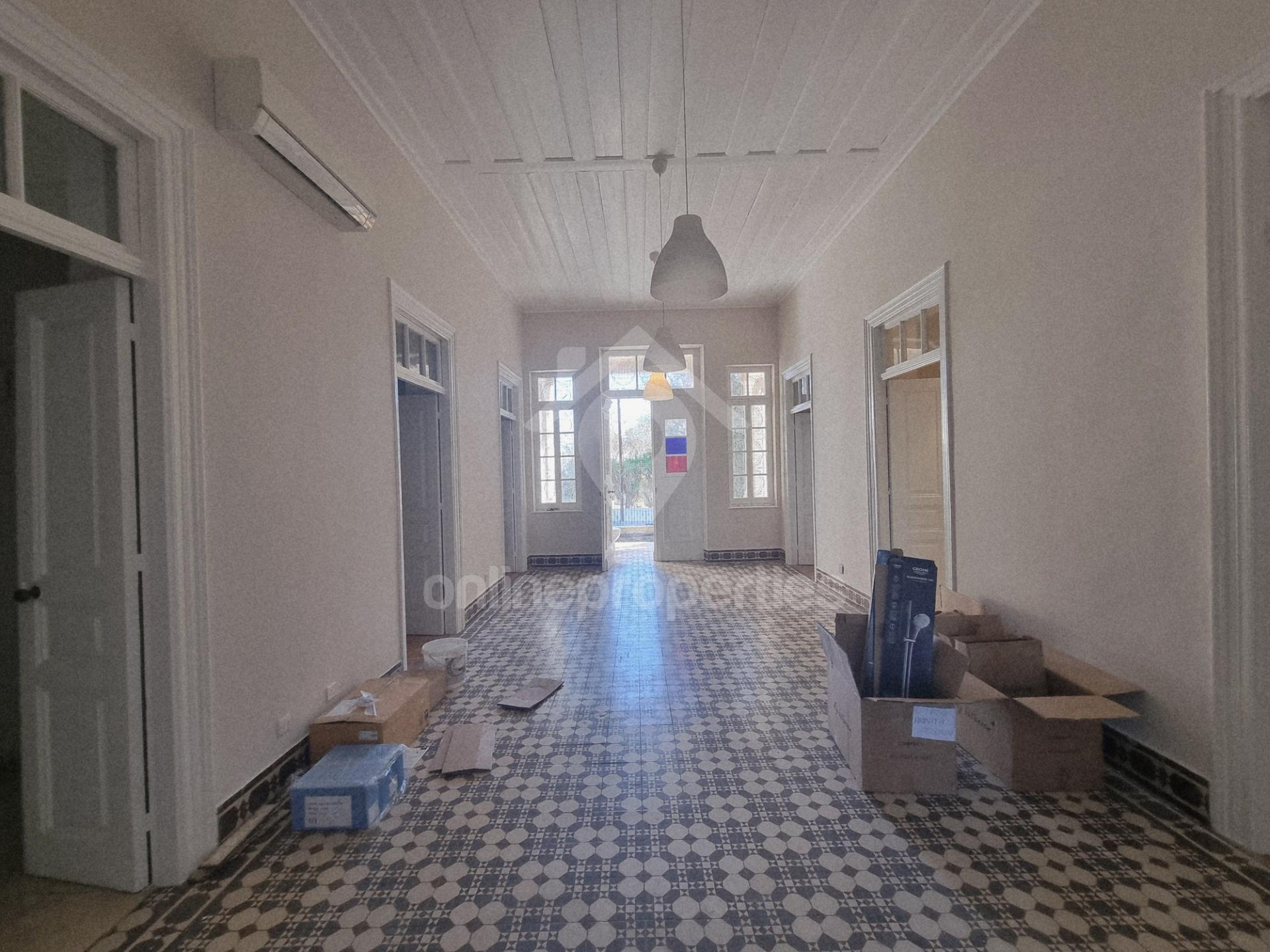 To change image, hover mouse over thumbnails below