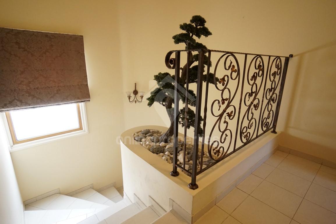 To change image, hover mouse over thumbnails below