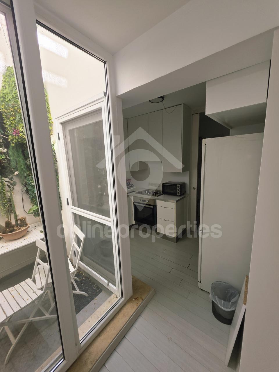 To change image, hover mouse over thumbnails below