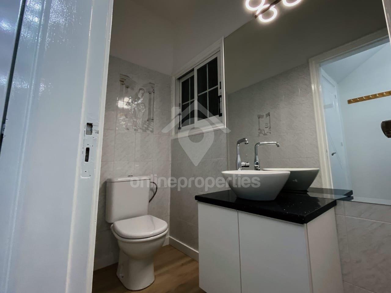 To change image, hover mouse over thumbnails below