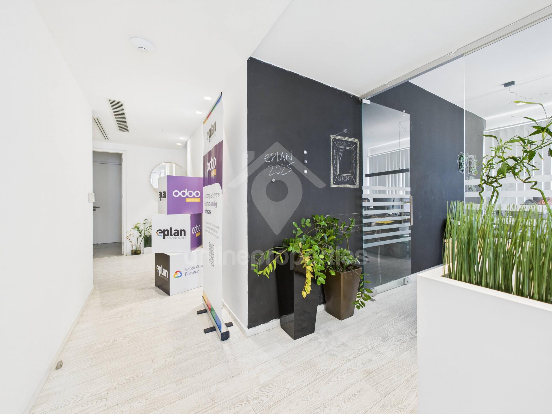 To change image, hover mouse over thumbnails below