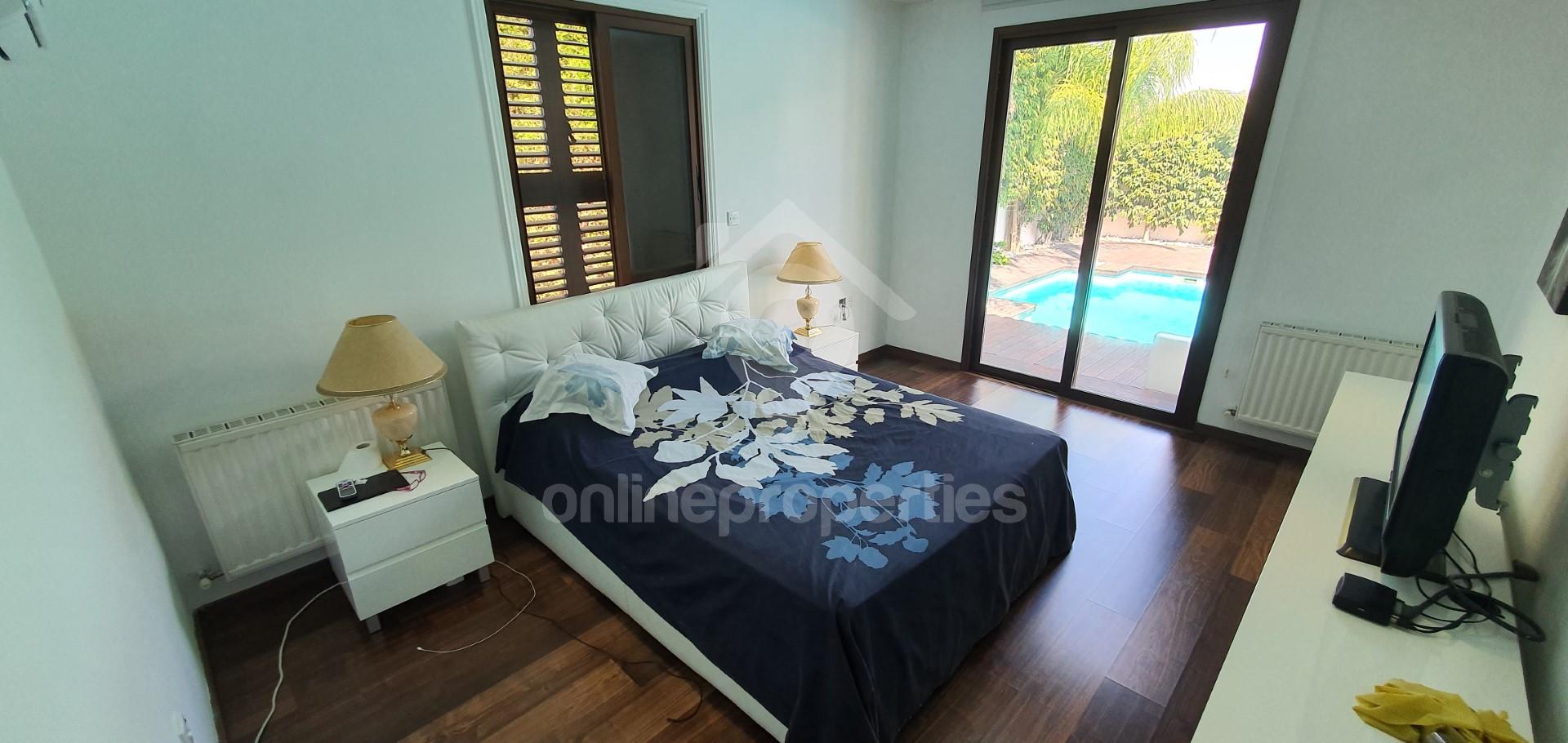 To change image, hover mouse over thumbnails below