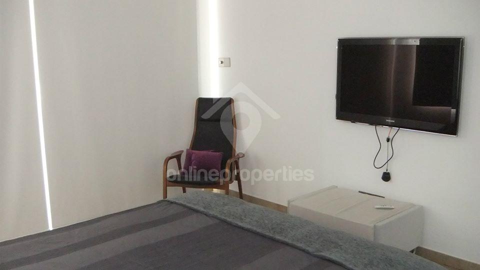 To change image, hover mouse over thumbnails below