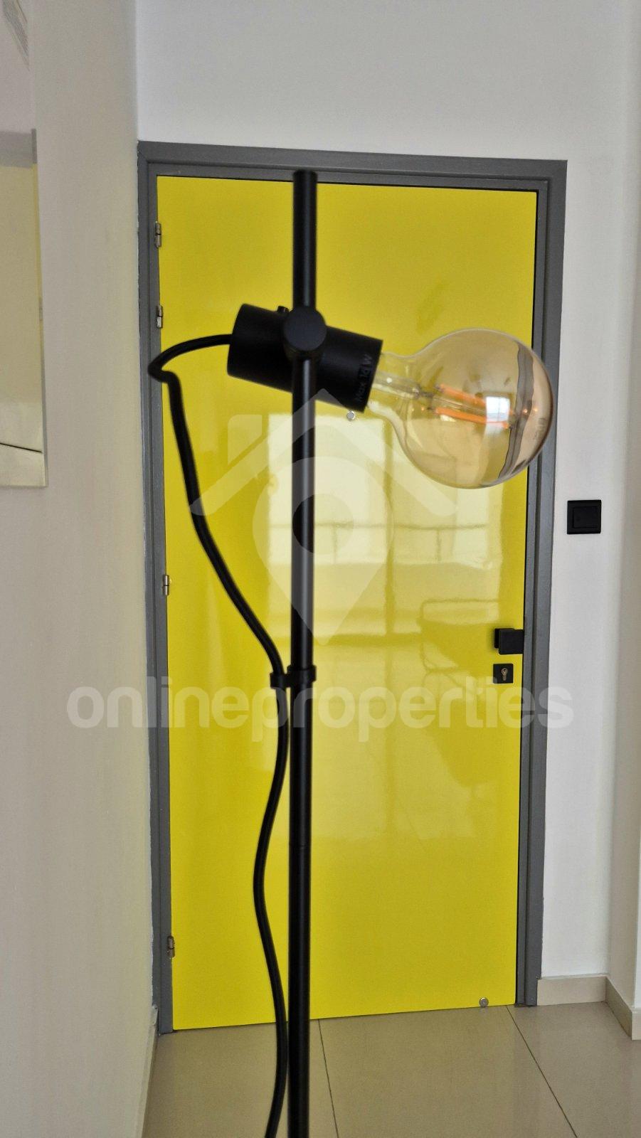 To change image, hover mouse over thumbnails below