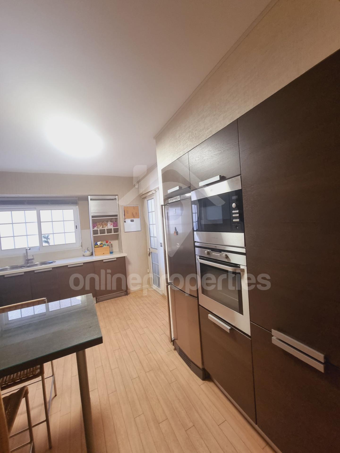 To change image, hover mouse over thumbnails below