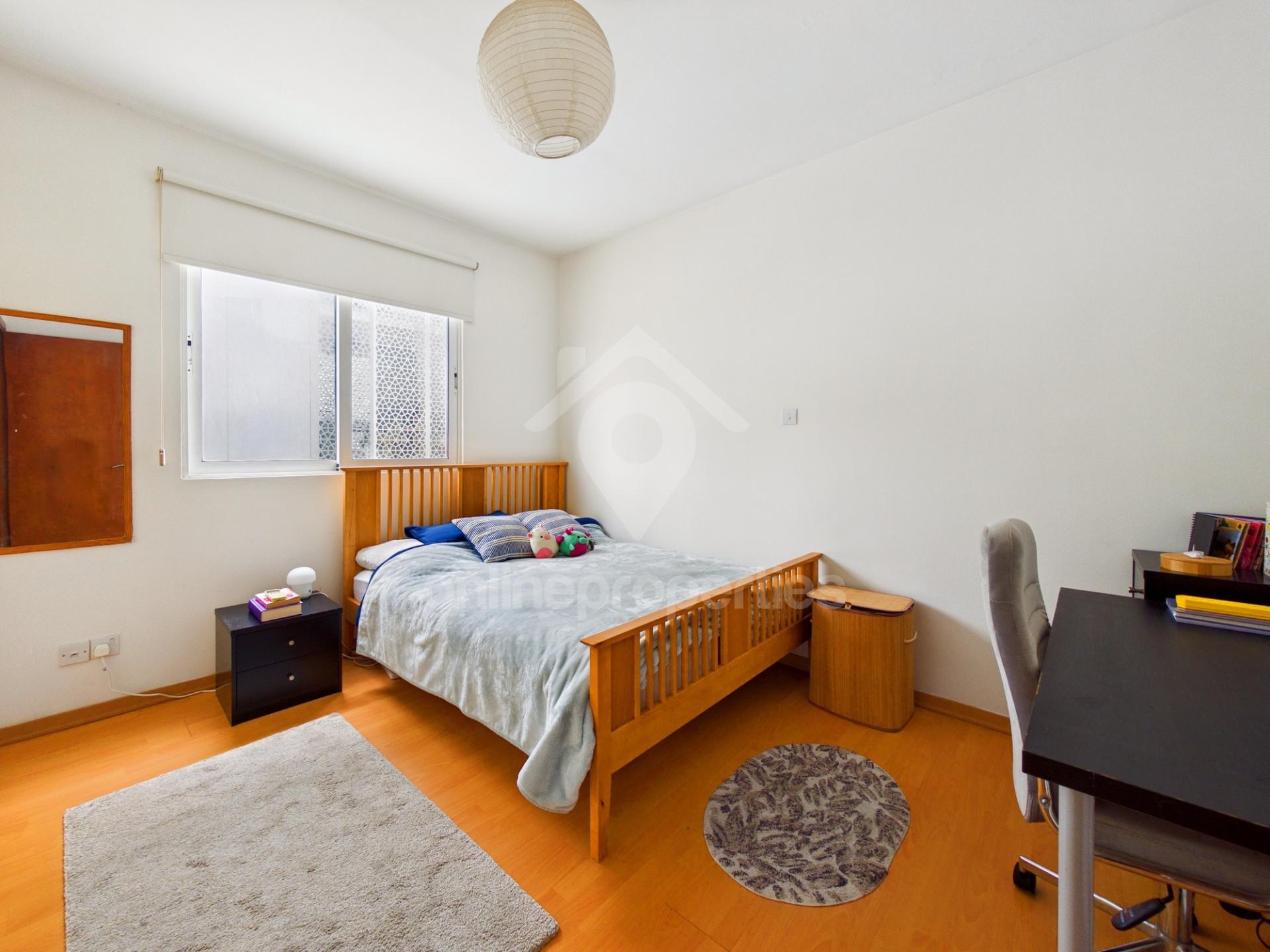 To change image, hover mouse over thumbnails below