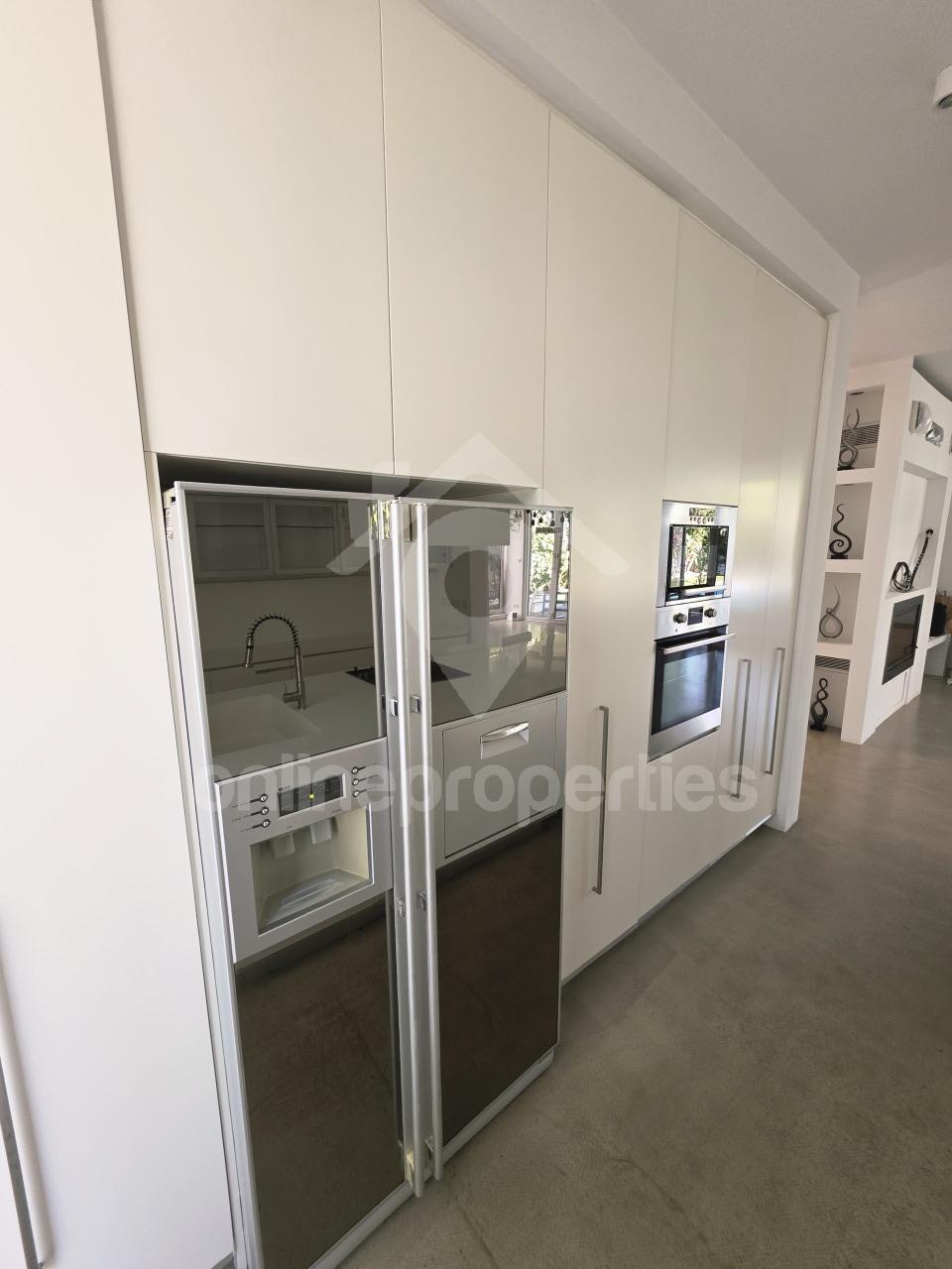 To change image, hover mouse over thumbnails below