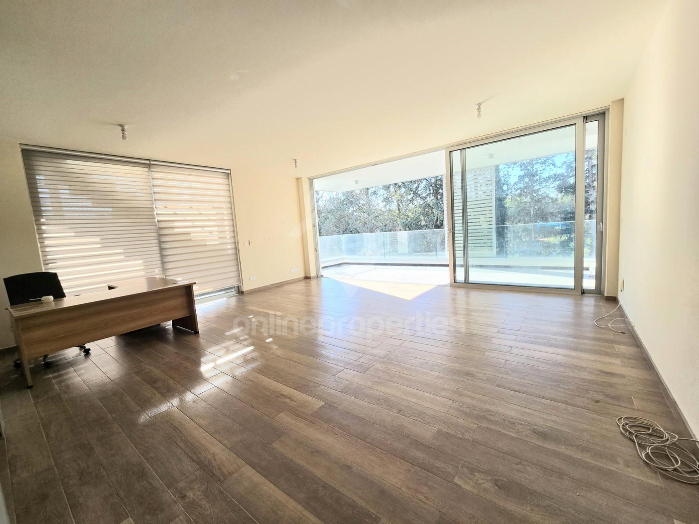 To change image, hover mouse over thumbnails below