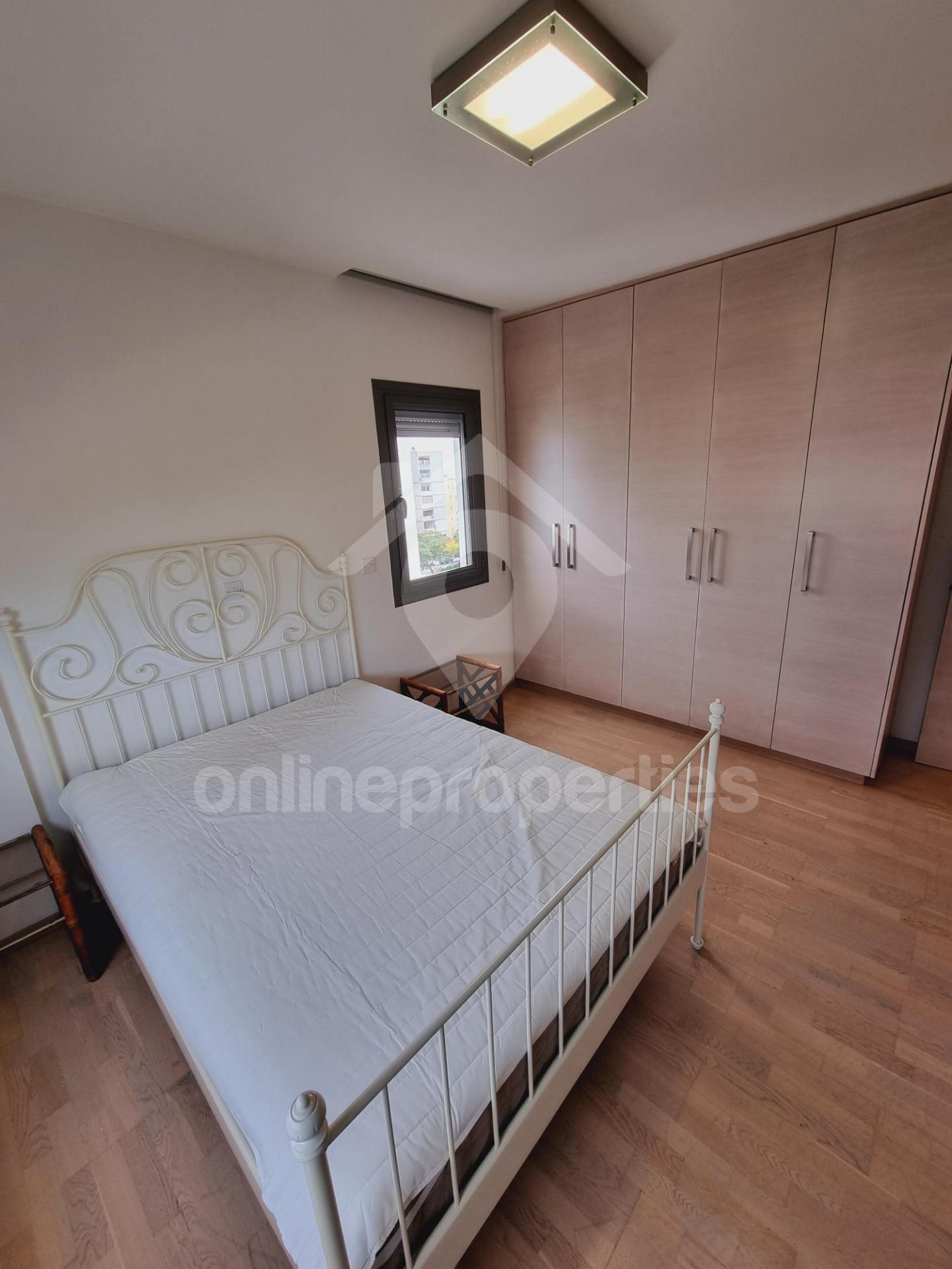 To change image, hover mouse over thumbnails below