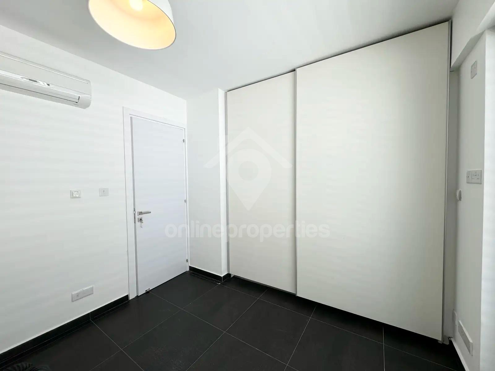 To change image, hover mouse over thumbnails below