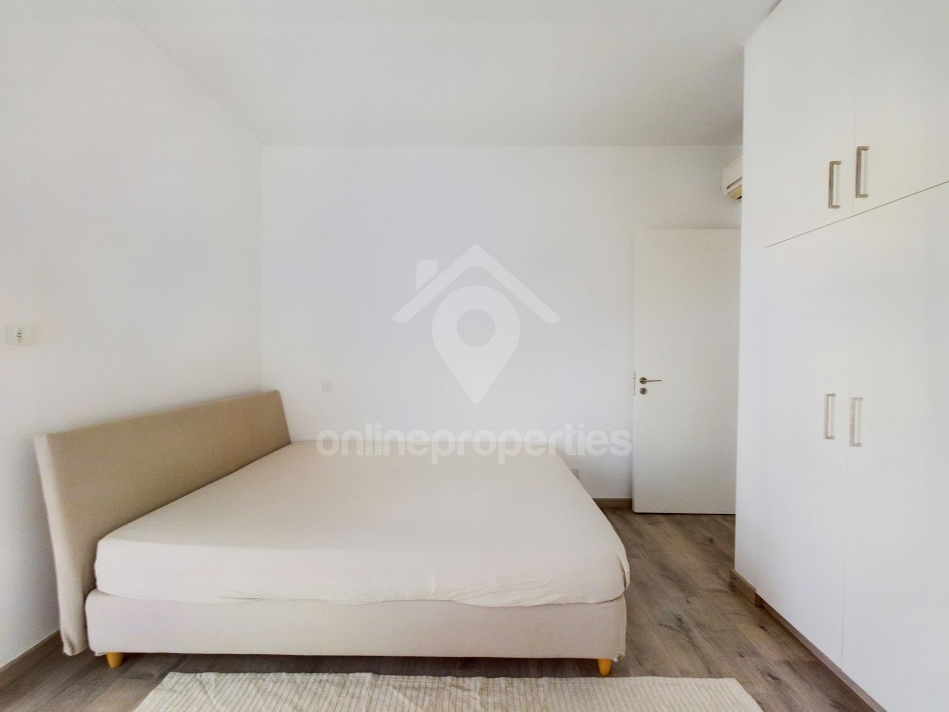 To change image, hover mouse over thumbnails below