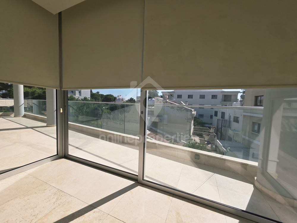 To change image, hover mouse over thumbnails below