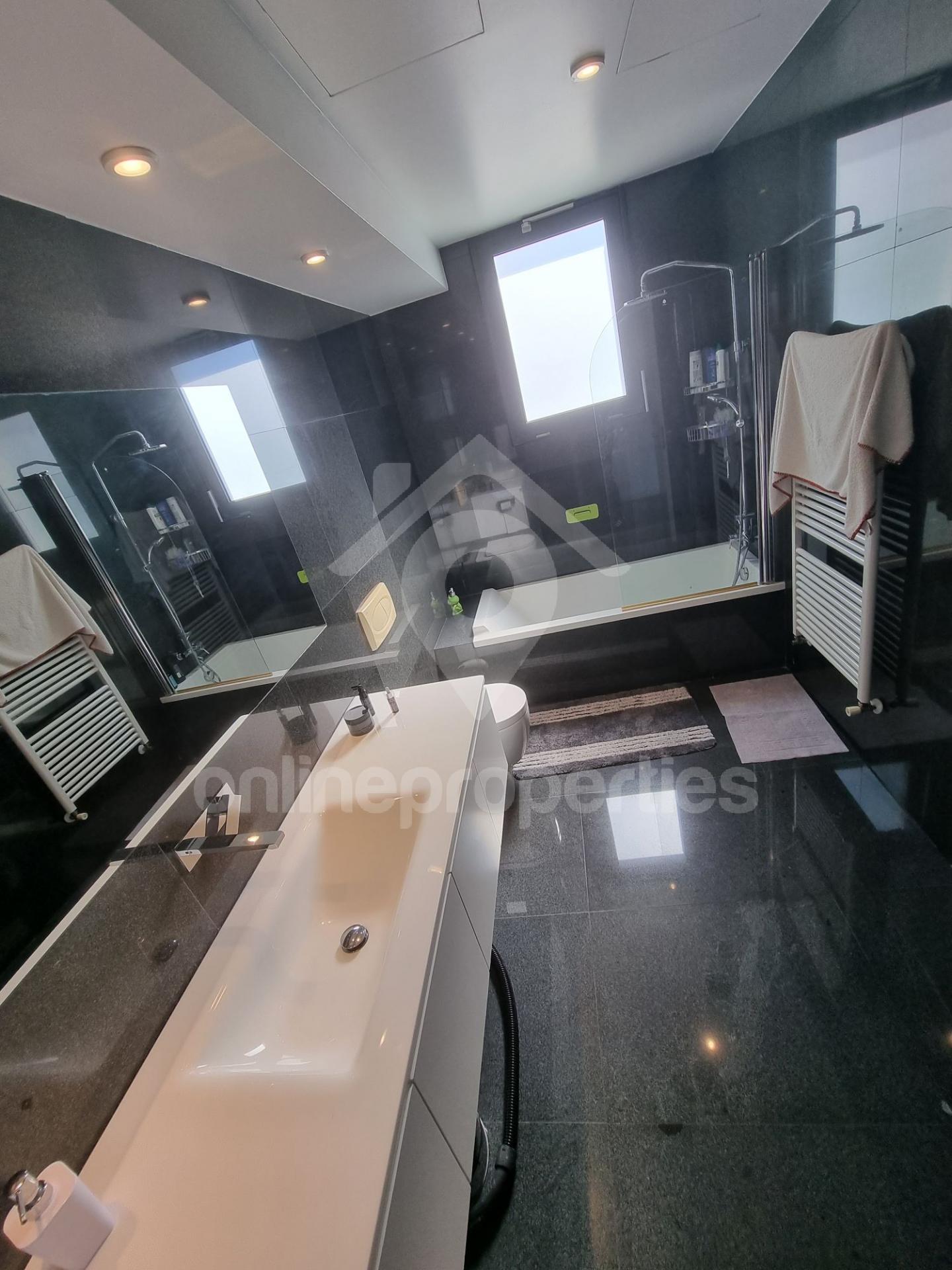 To change image, hover mouse over thumbnails below