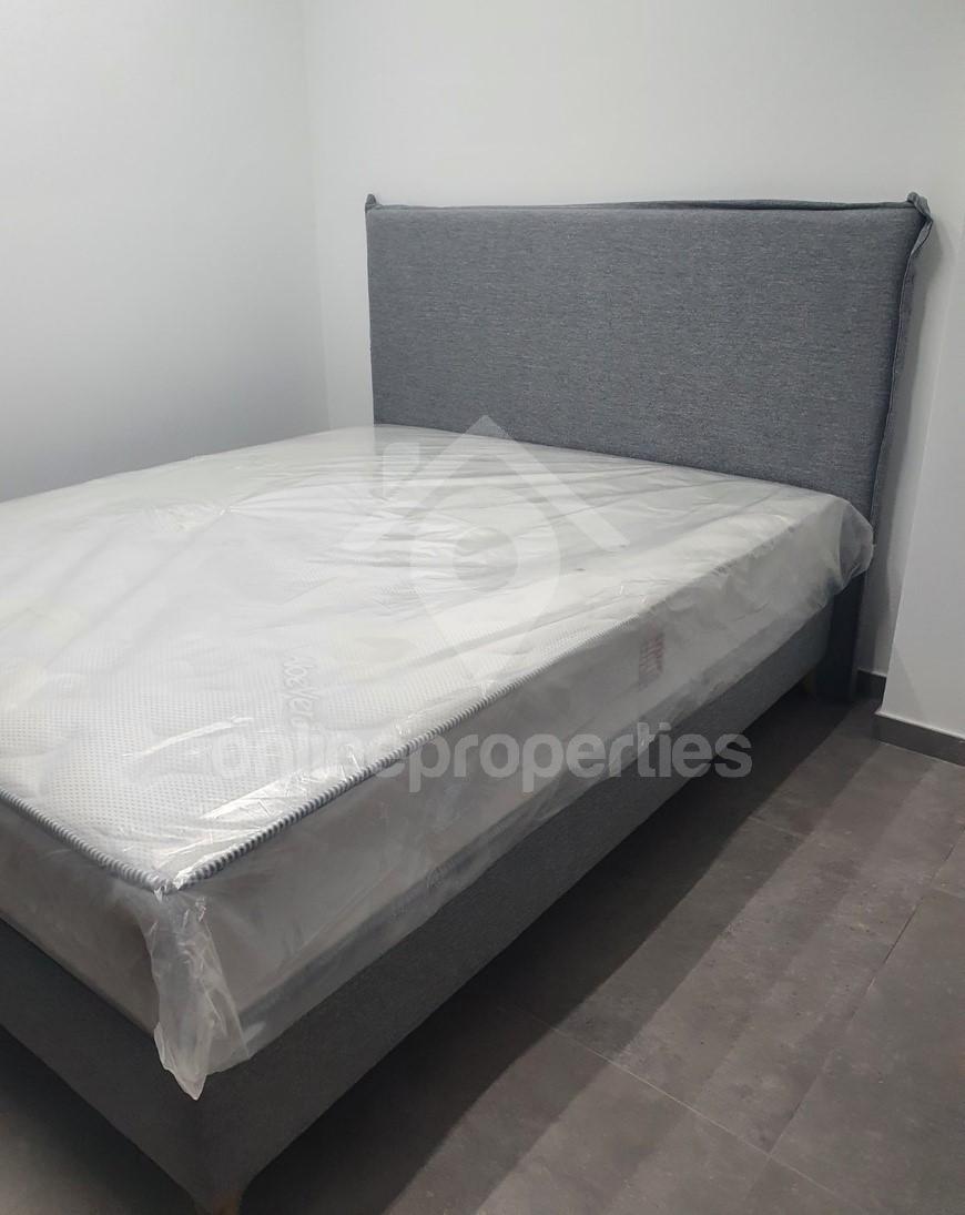 To change image, hover mouse over thumbnails below