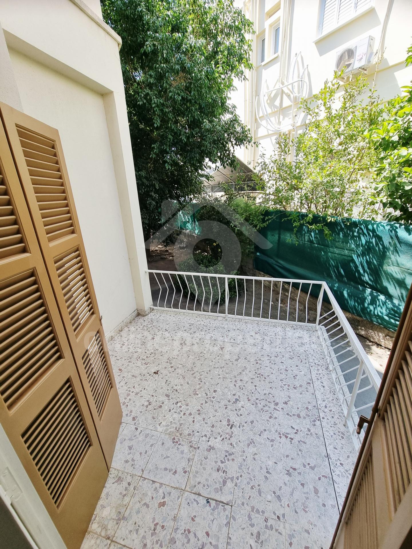 To change image, hover mouse over thumbnails below