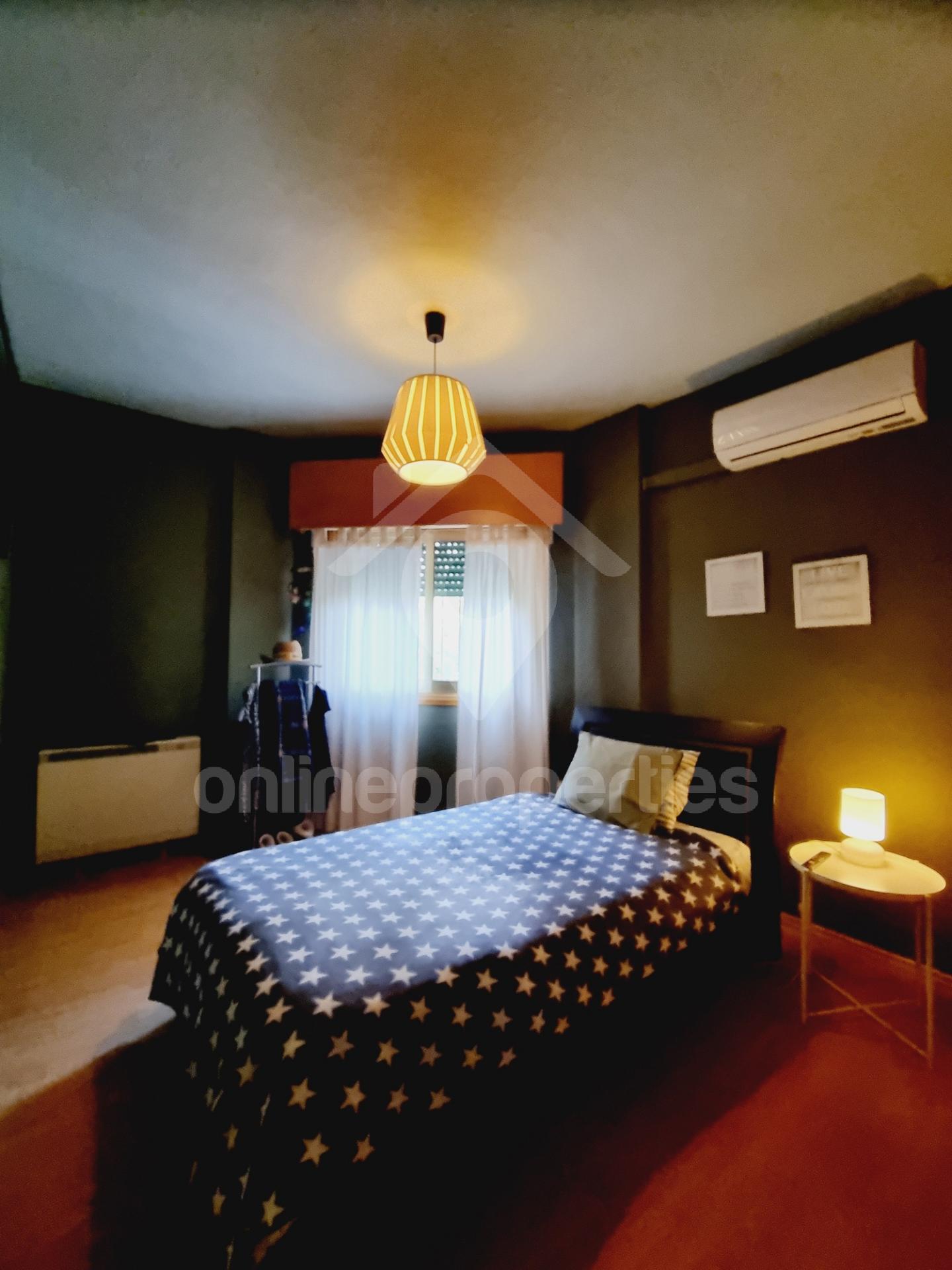 To change image, hover mouse over thumbnails below