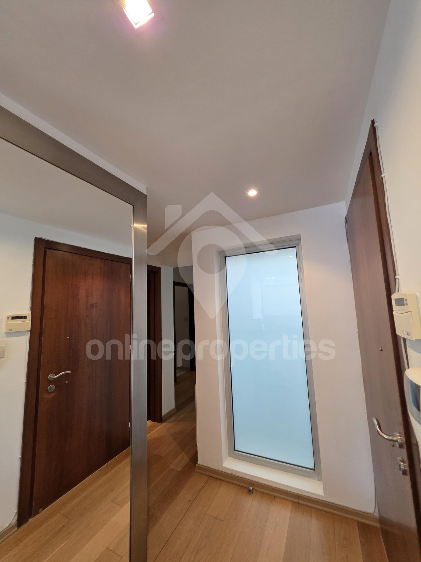 To change image, hover mouse over thumbnails below