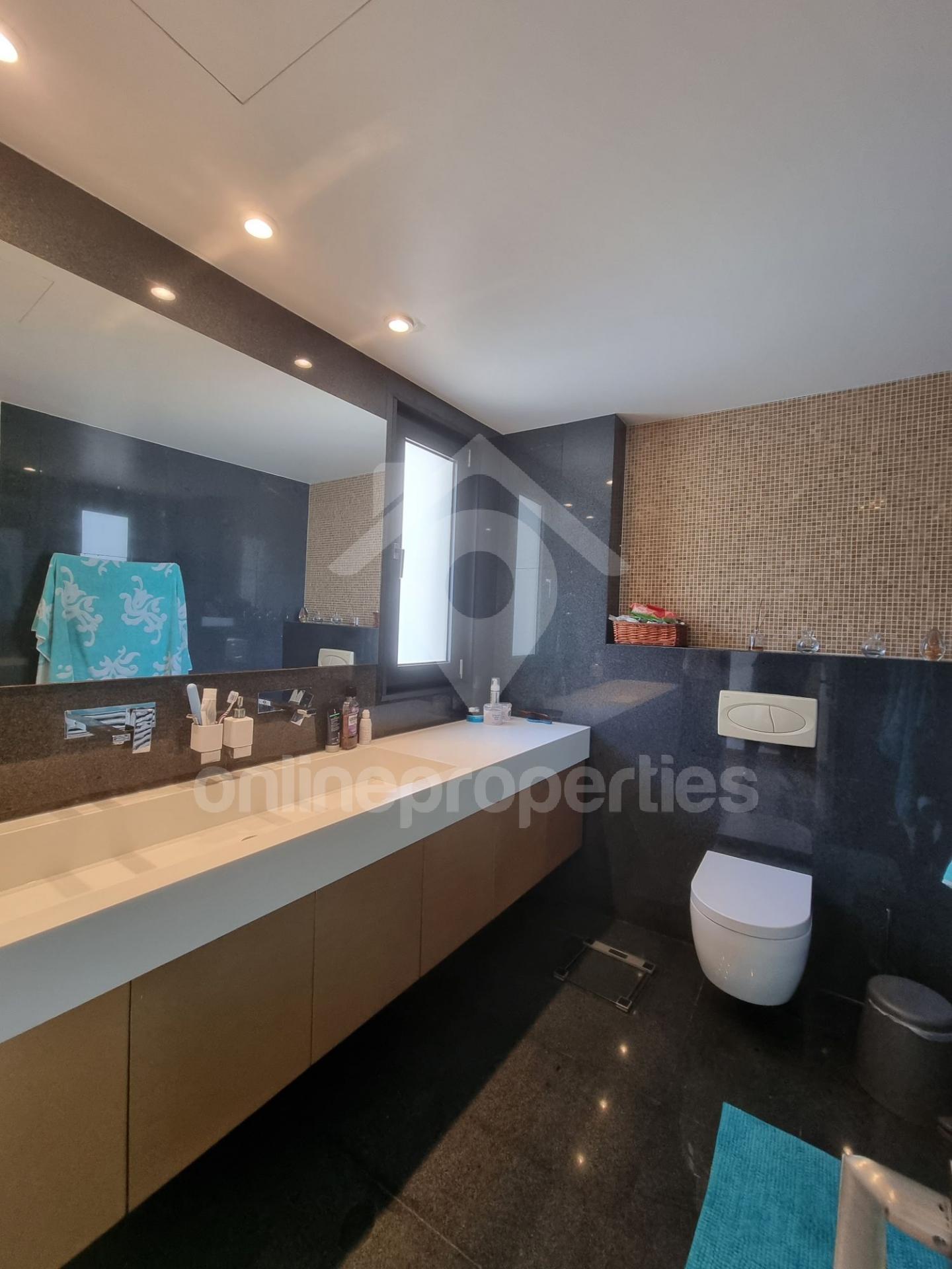 To change image, hover mouse over thumbnails below