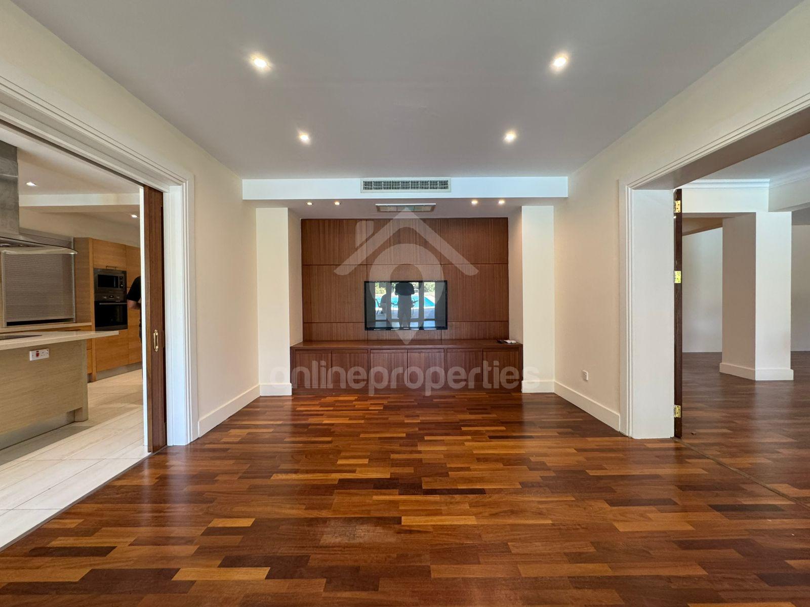 To change image, hover mouse over thumbnails below