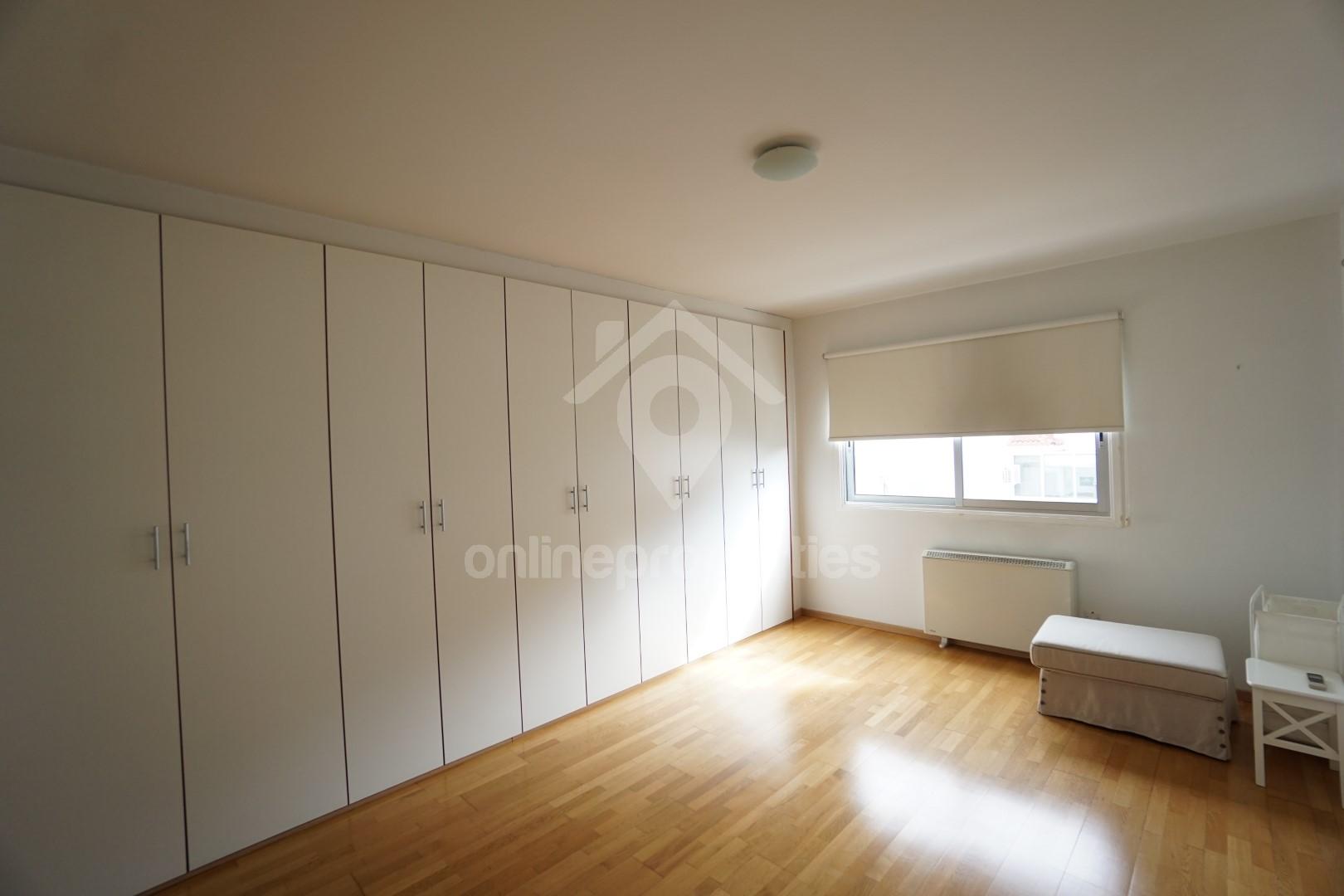 To change image, hover mouse over thumbnails below