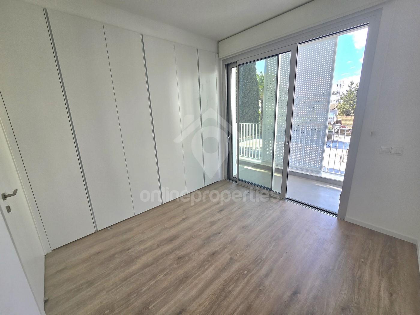 To change image, hover mouse over thumbnails below