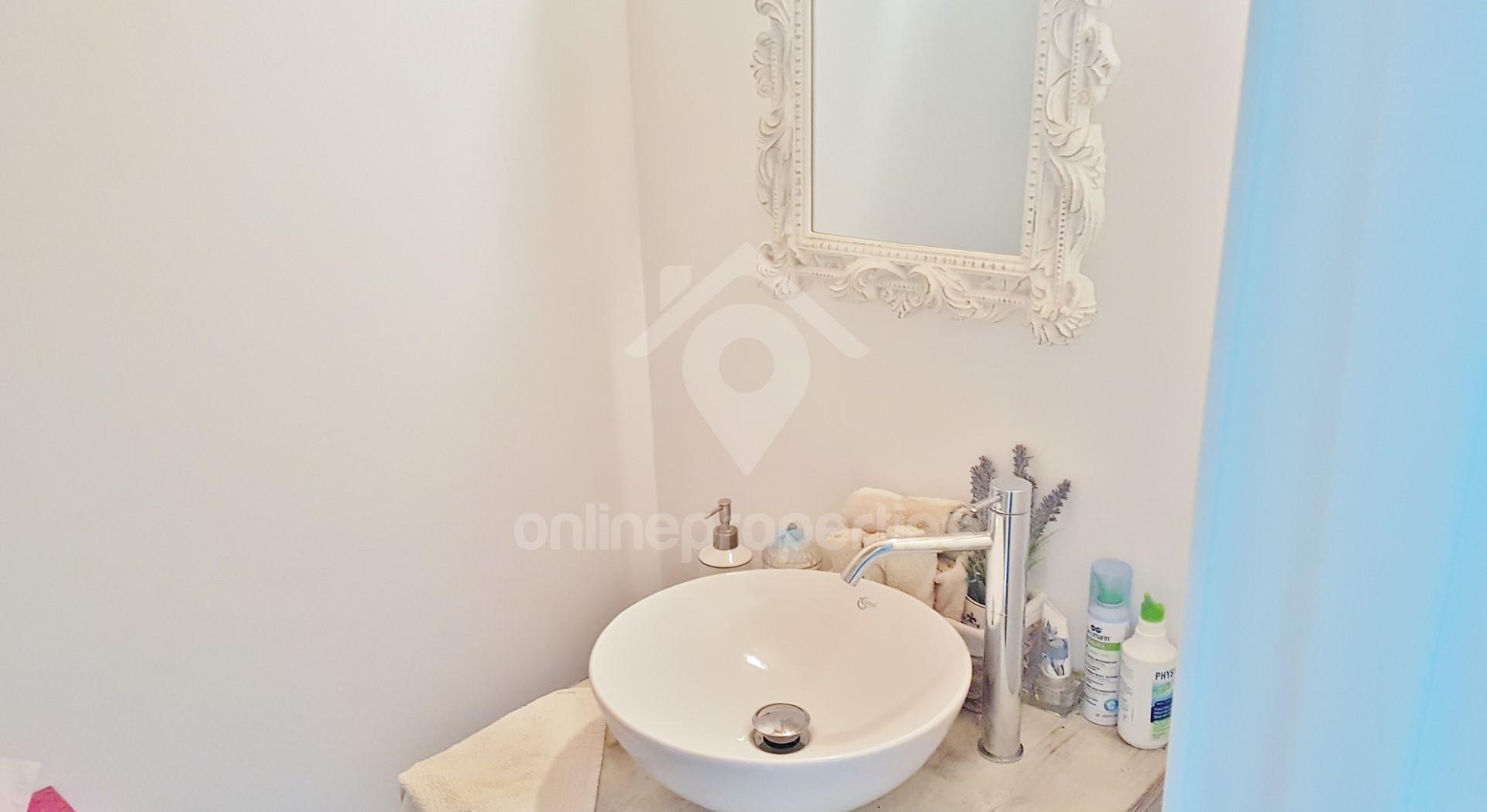 To change image, hover mouse over thumbnails below