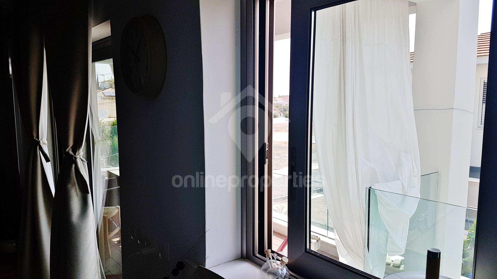 To change image, hover mouse over thumbnails below