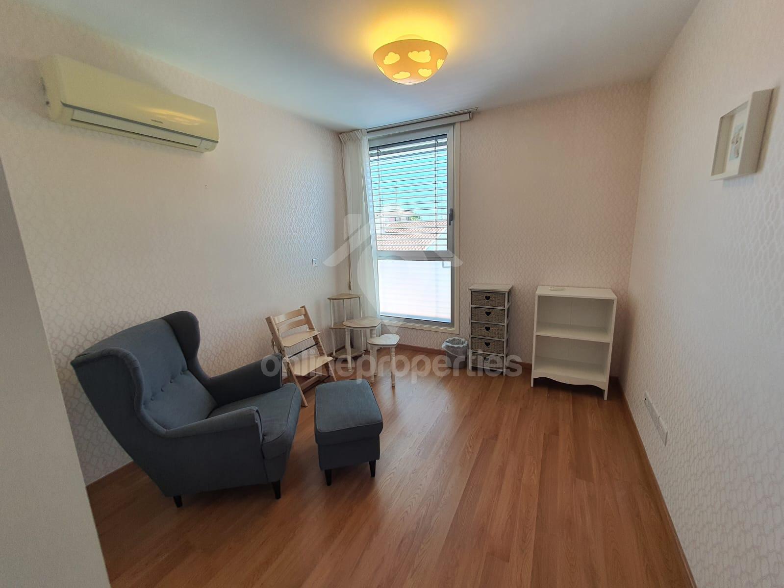 To change image, hover mouse over thumbnails below