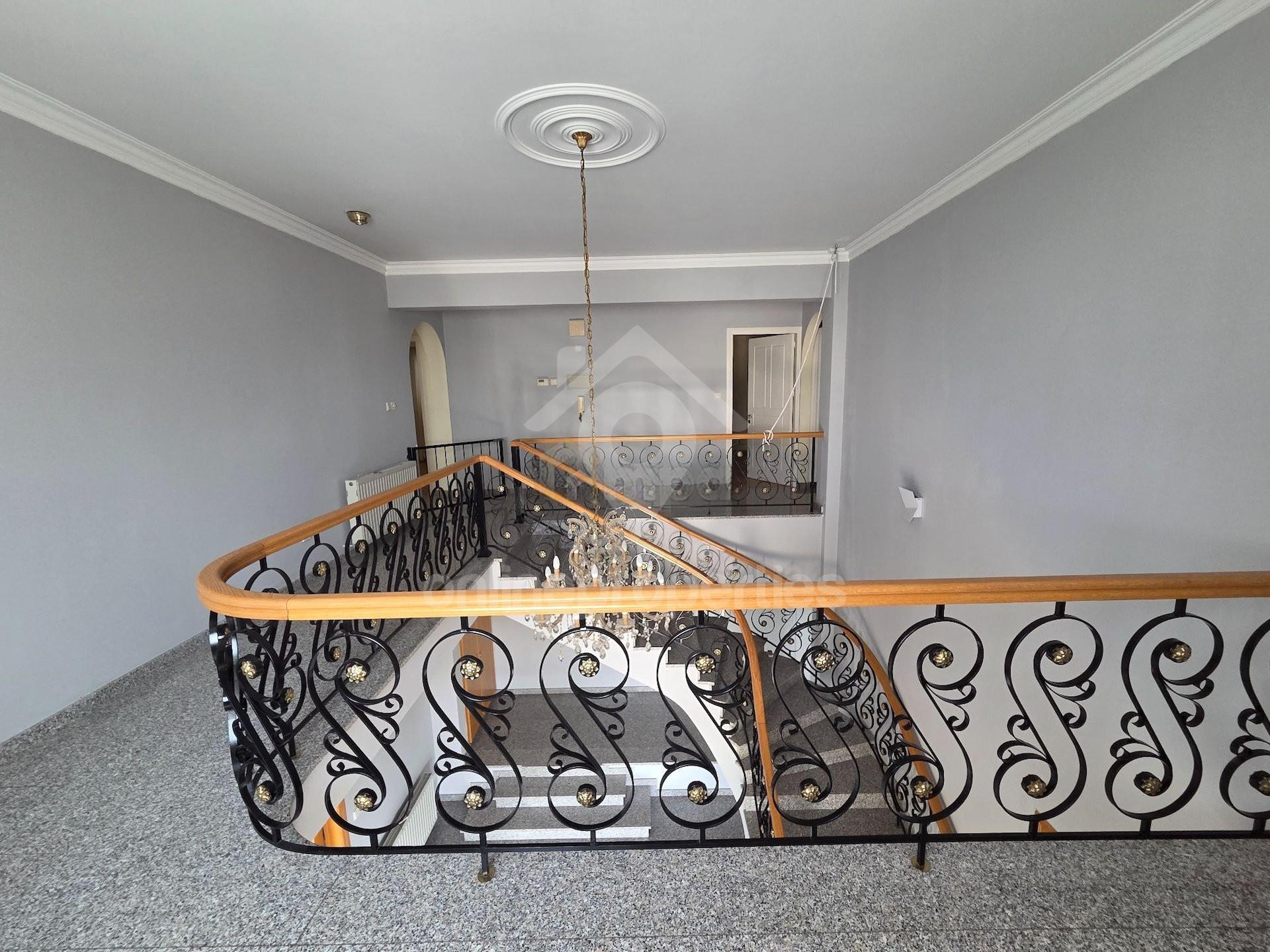 To change image, hover mouse over thumbnails below