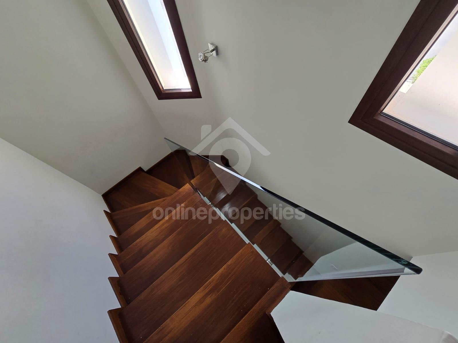 To change image, hover mouse over thumbnails below