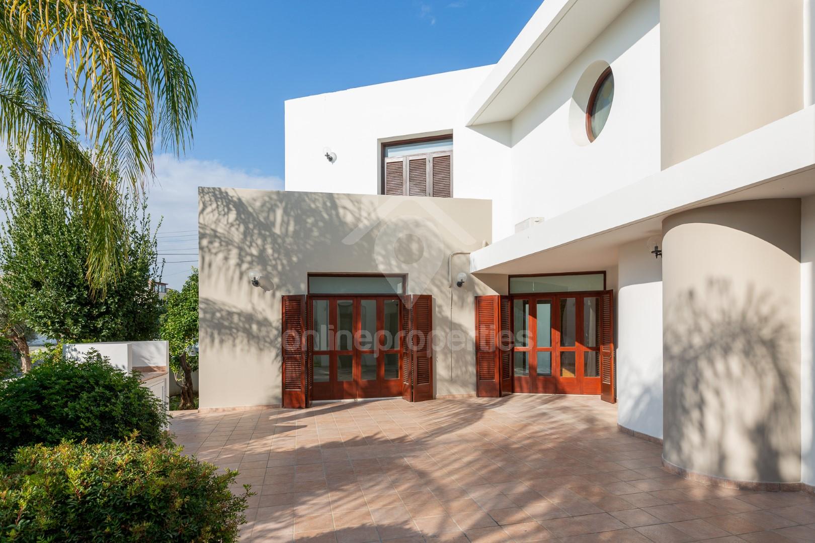 Detached corner house of 5 bedrooms