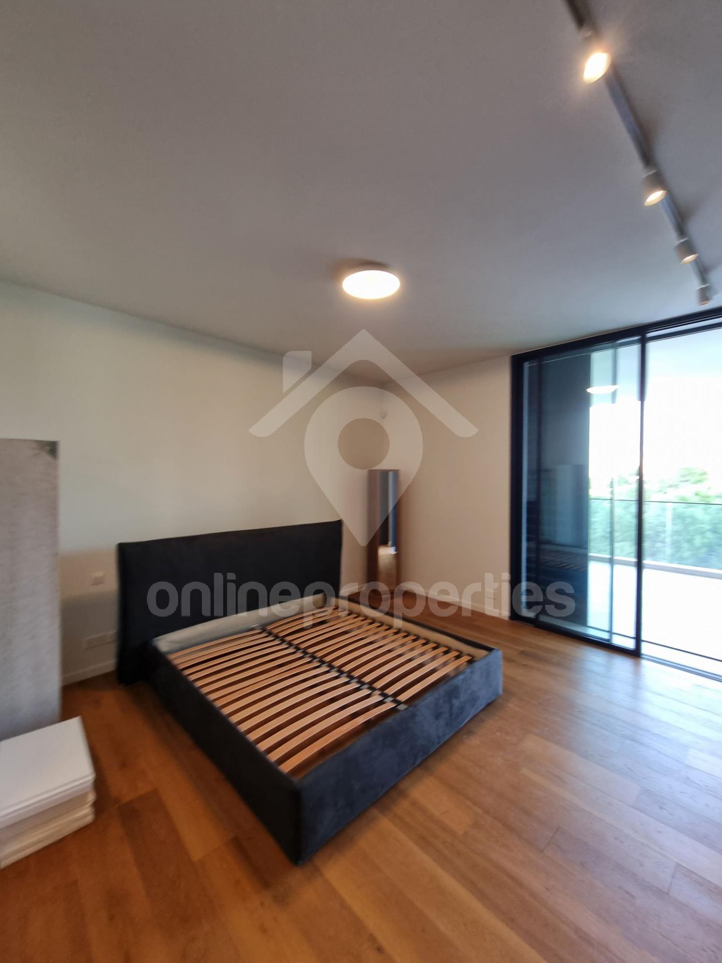 To change image, hover mouse over thumbnails below