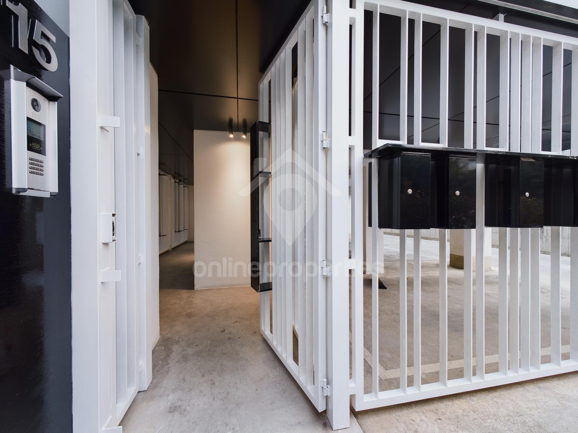 To change image, hover mouse over thumbnails below