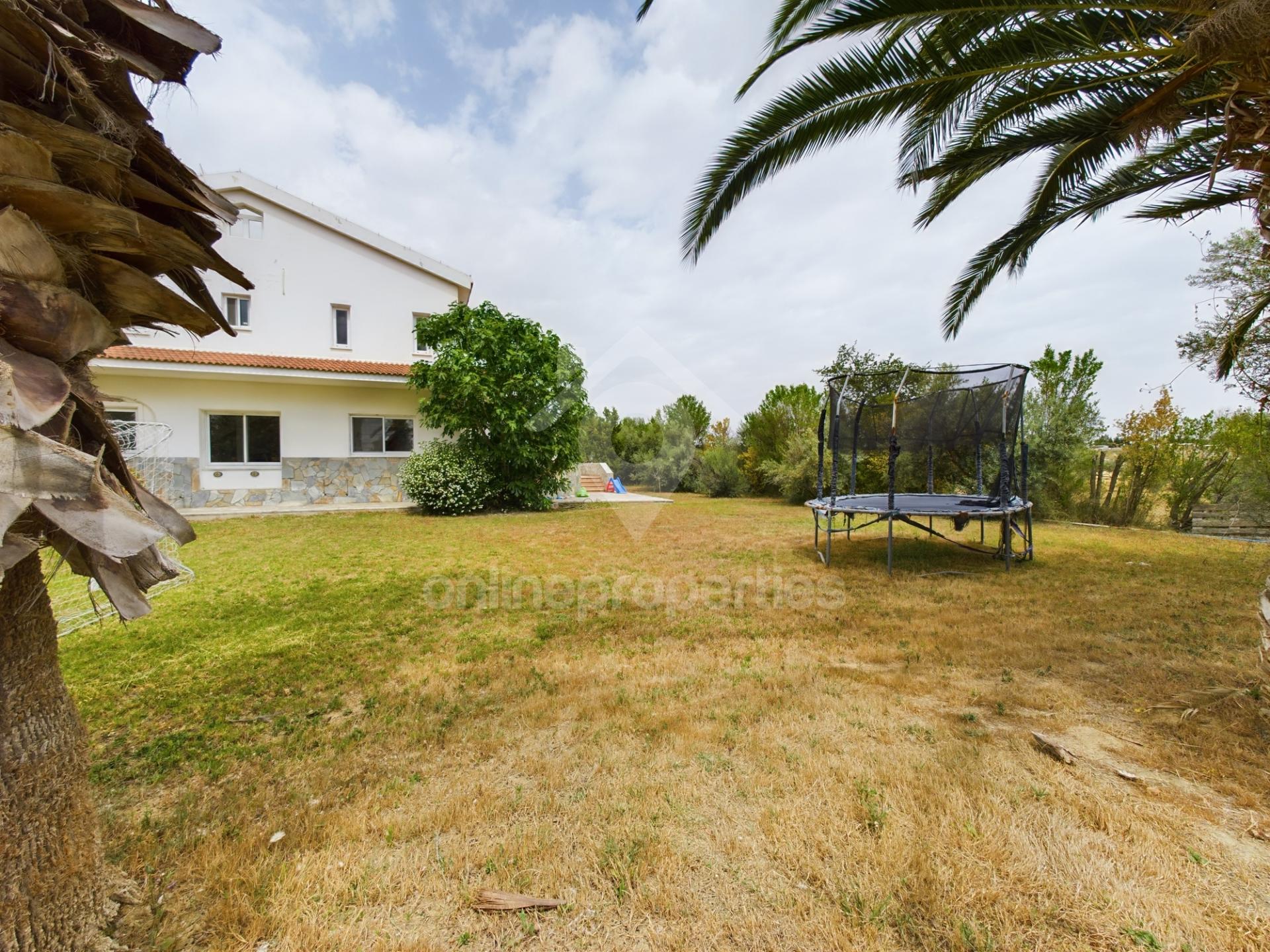 To change image, hover mouse over thumbnails below