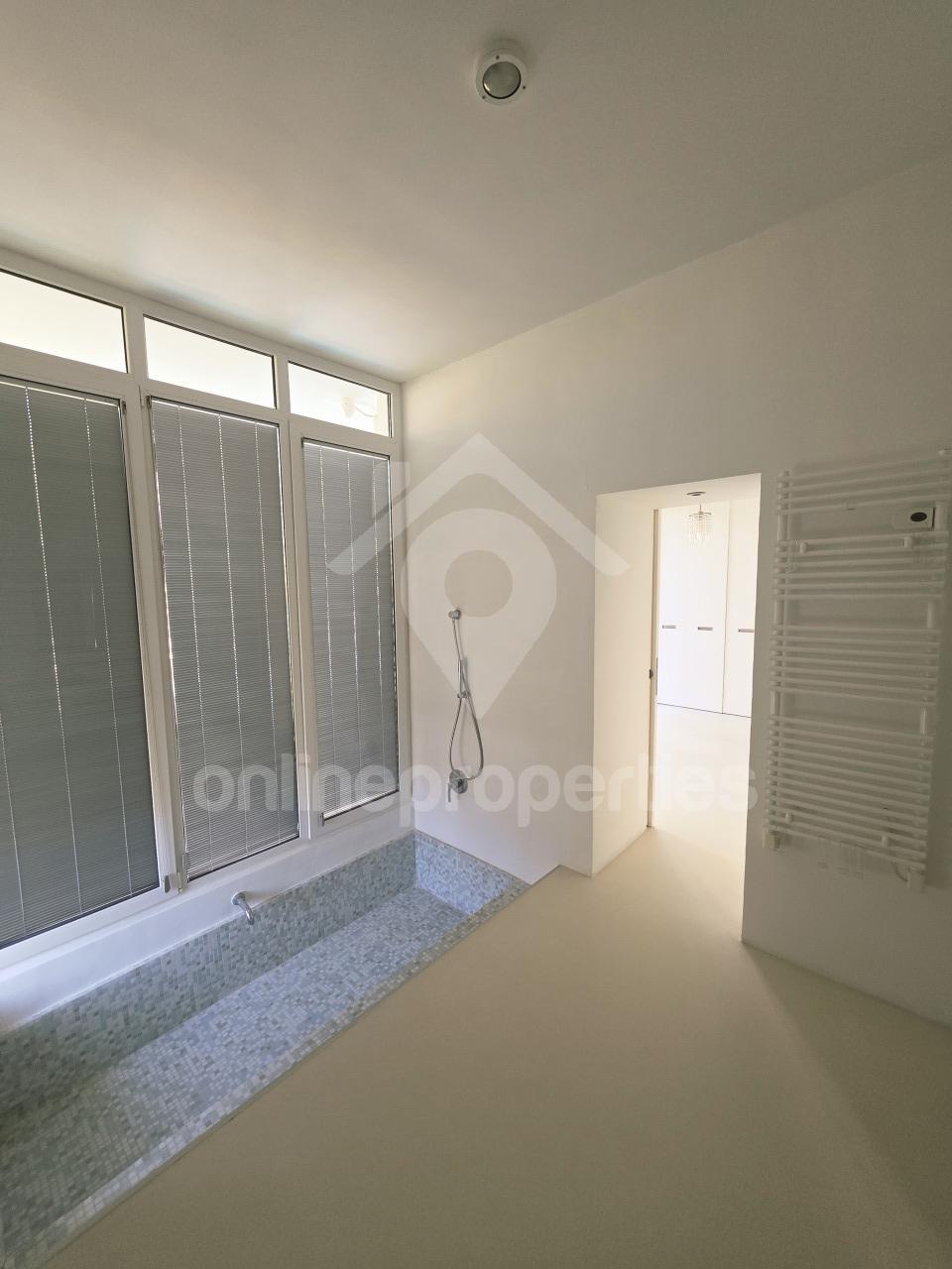 To change image, hover mouse over thumbnails below