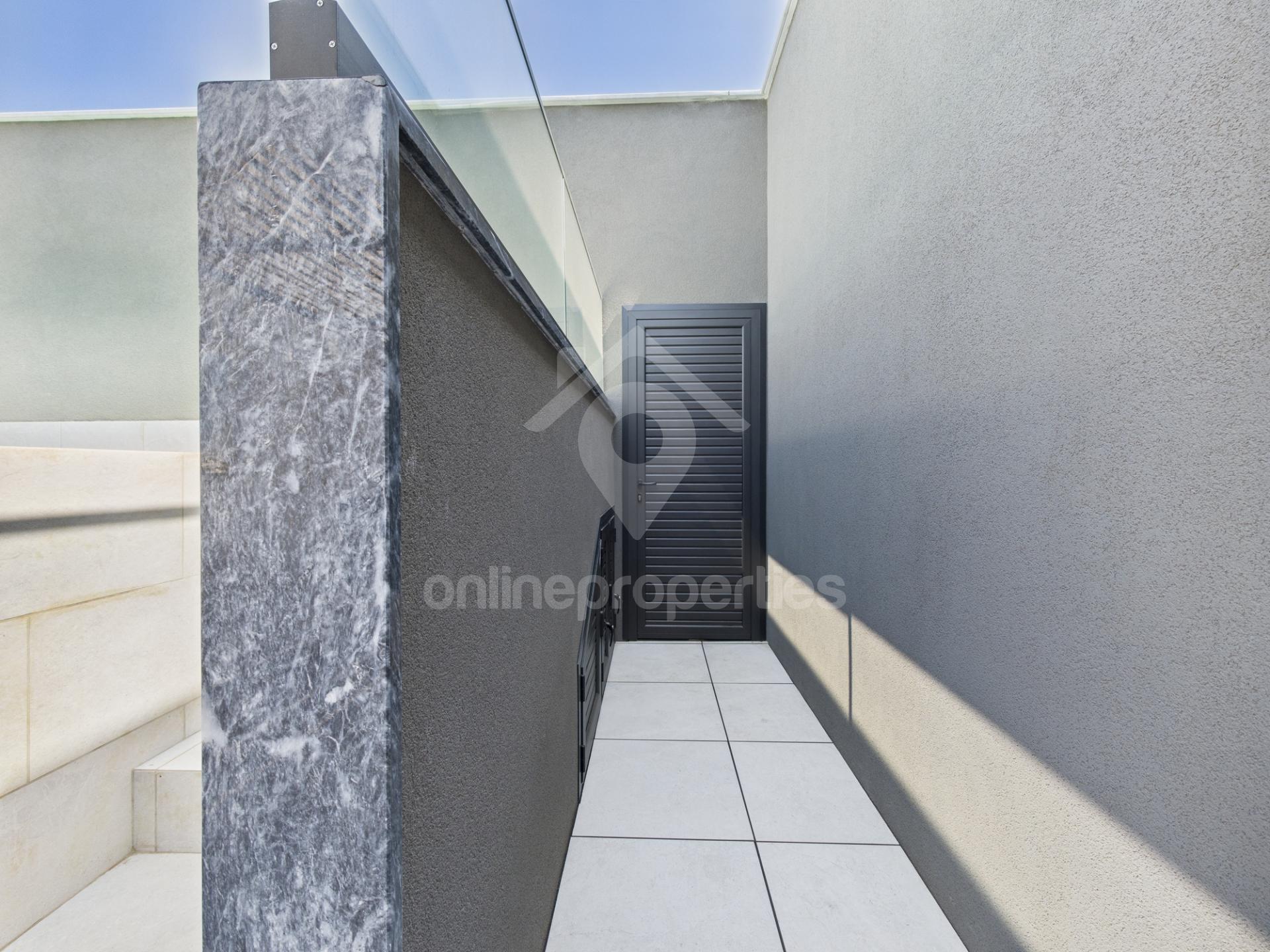 To change image, hover mouse over thumbnails below