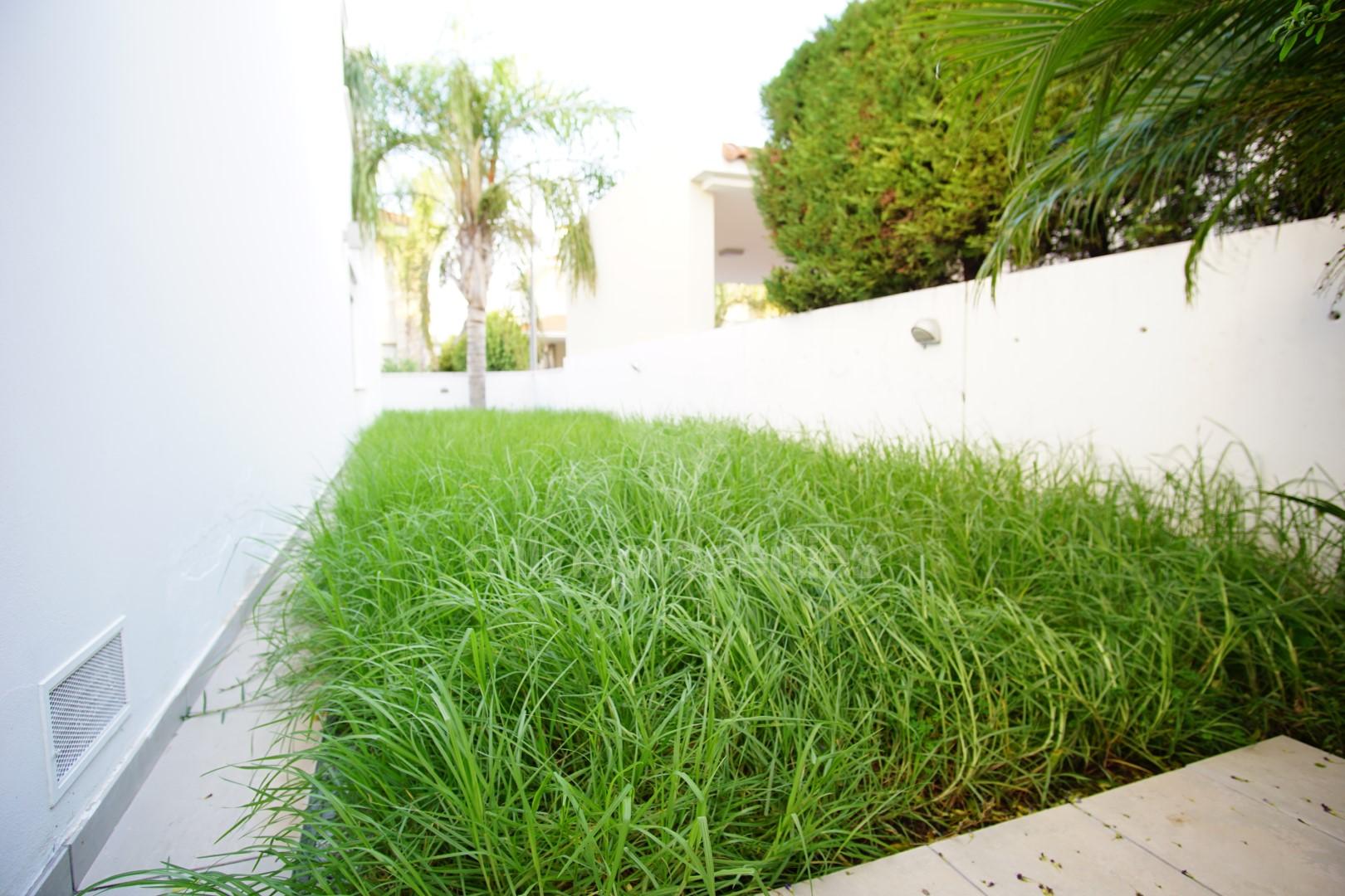 To change image, hover mouse over thumbnails below