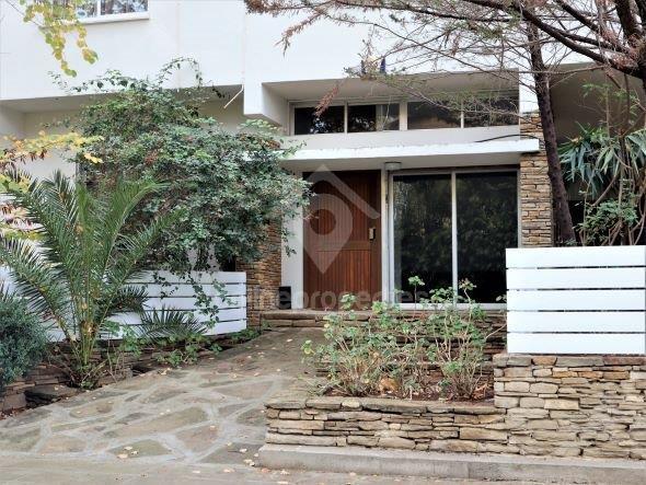 To change image, hover mouse over thumbnails below