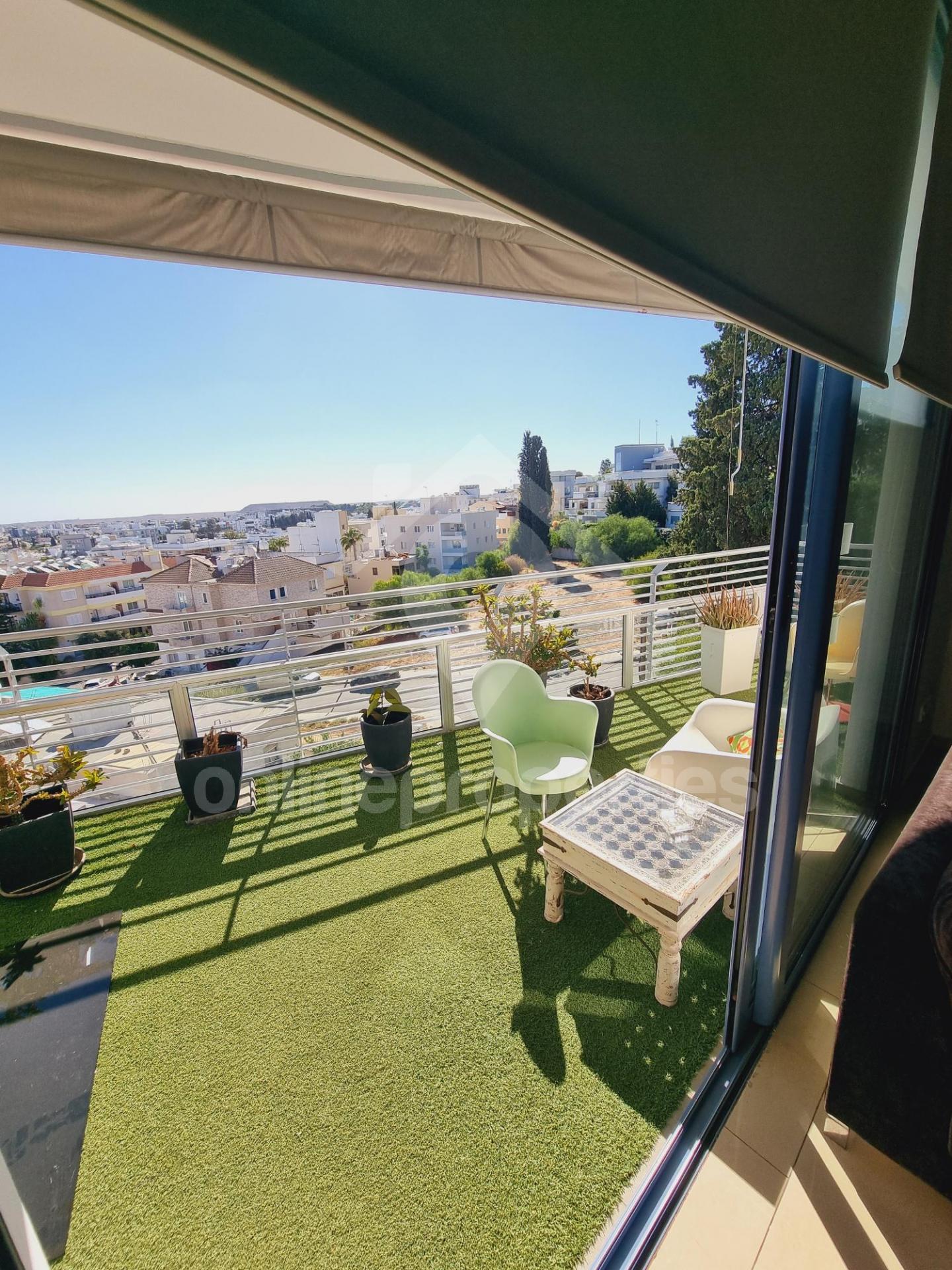 To change image, hover mouse over thumbnails below